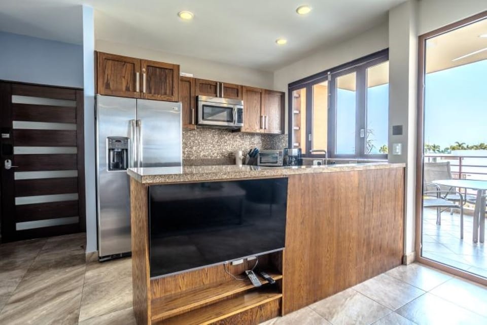 Full chef's kitchen with modern appliances