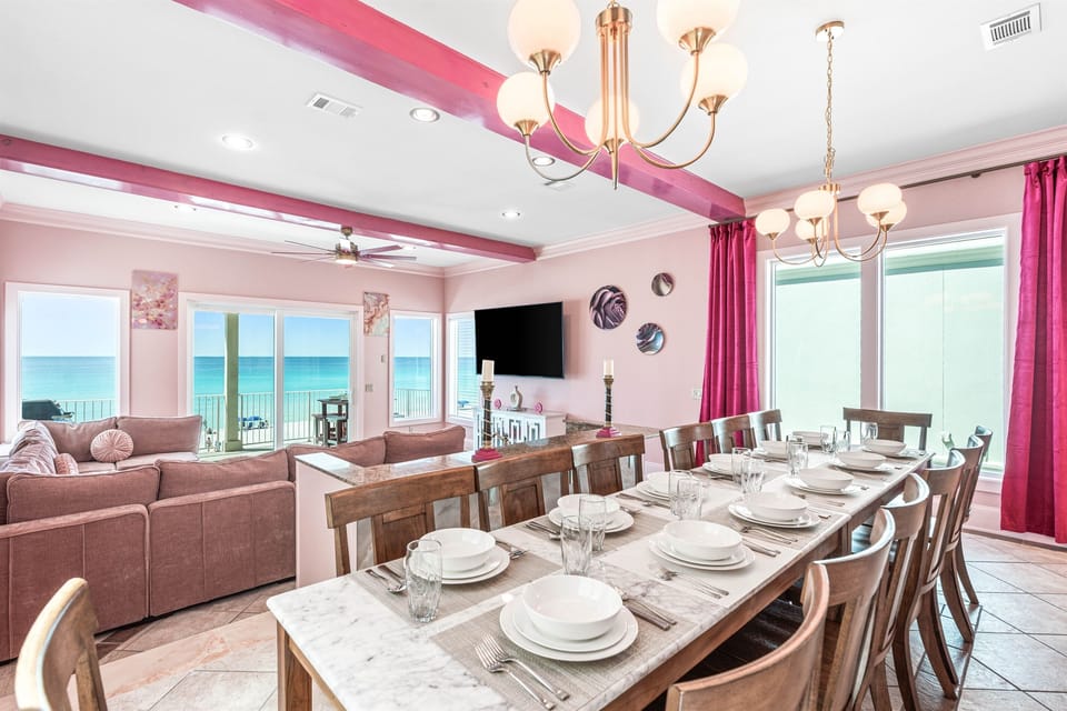 Dining for 14+ with Gulf Views: Spacious indoor seating for 14, plus 4 at the bar, ensures room for everyone.