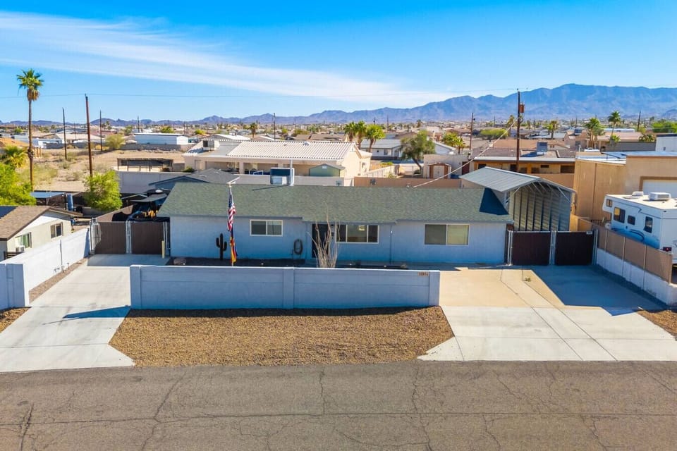 Welcome to your cozy desert retreat! This charming home offers a comfortable and inviting escape.