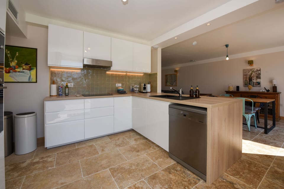 Open well equipped kitchen