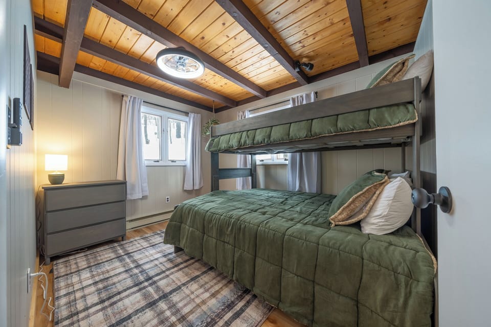 Main floor bunk: queen + twin XL