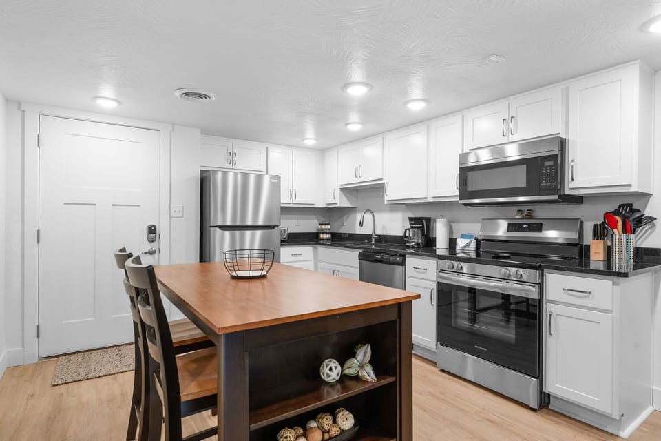 Full Kitchen with Upgraded Appliances, Kitchen Island