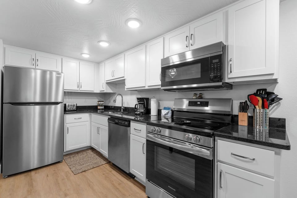 Full Kitchen with Upgraded Appliances, Kitchen Island