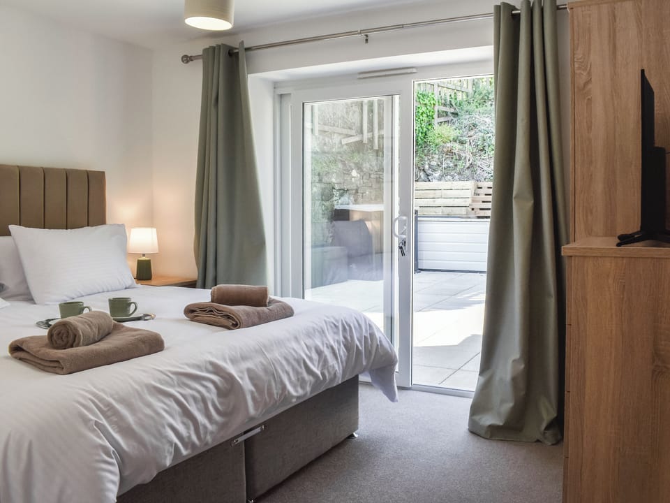 Double bedroom | 3 Le Dorney Villa - Le Dorney Villas, Par