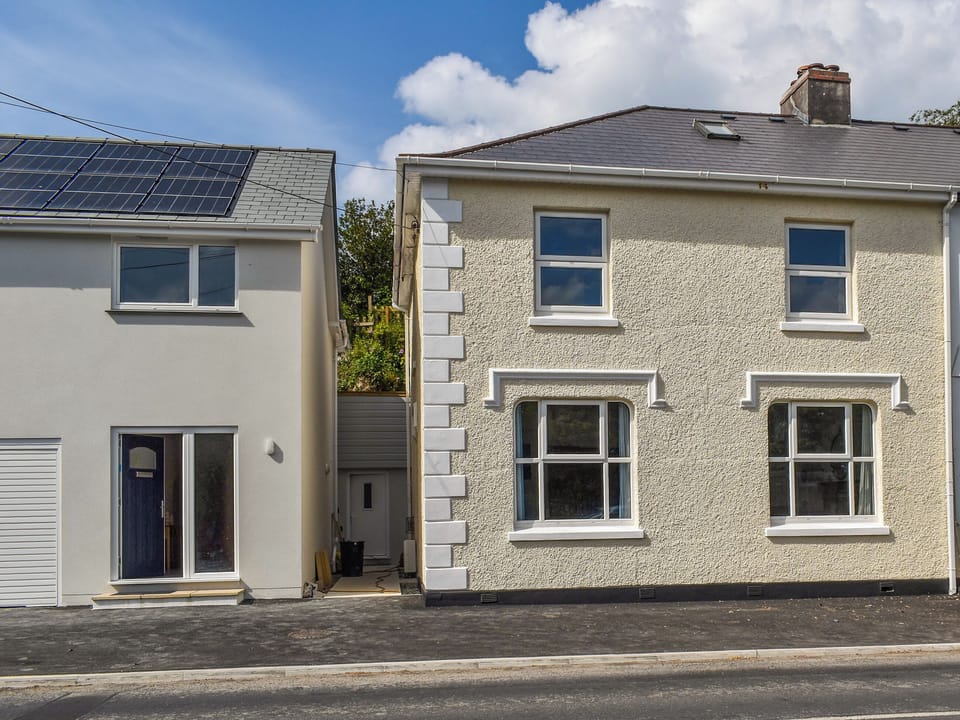 Exterior | 2 Le Dorney Villa - Le Dorney Villas, Par