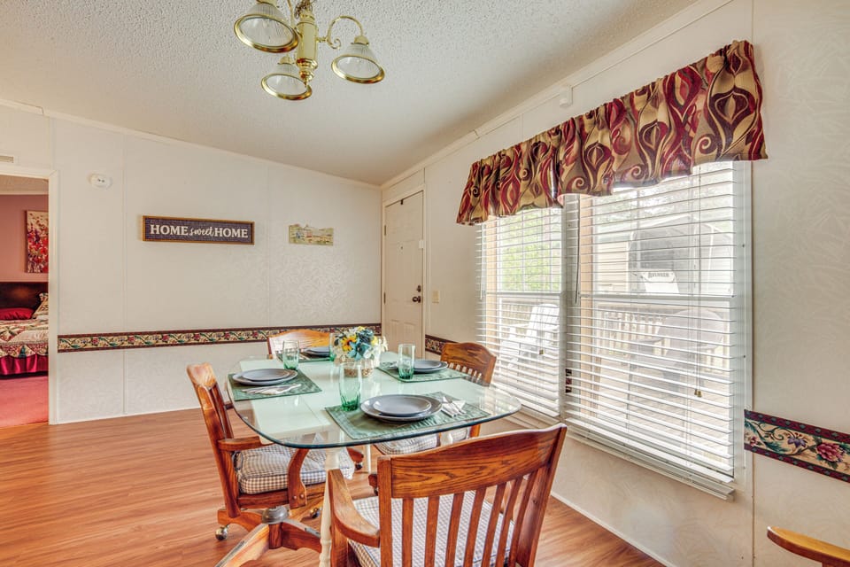 Dining Area | Dishware/Flatware Provided
