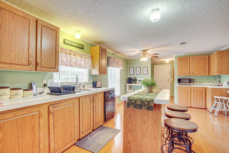Kitchen | Stove/Oven | Refrigerator