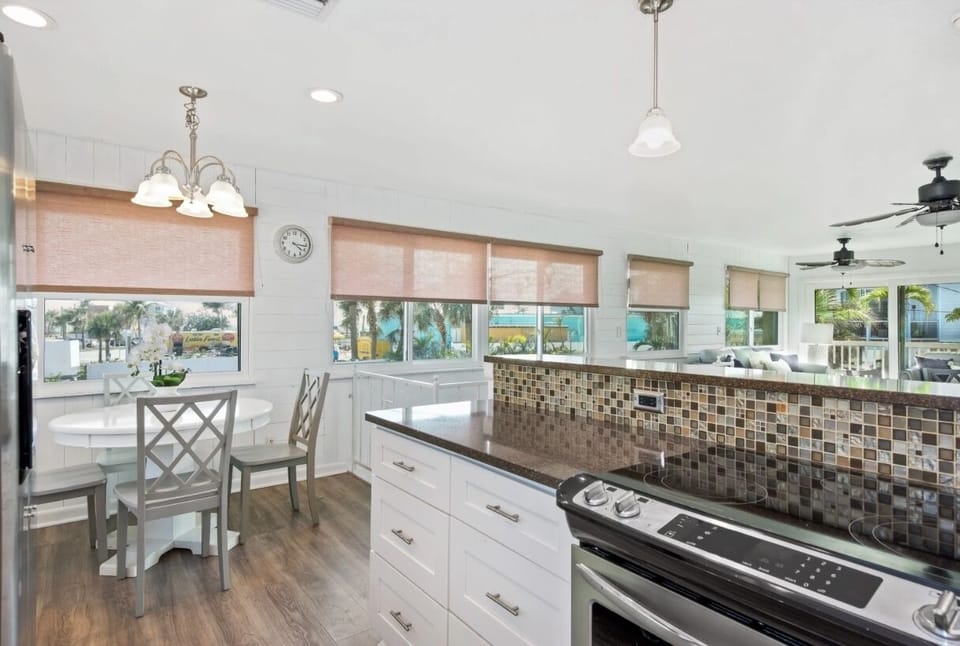 Breakfast nook in the kitchen area