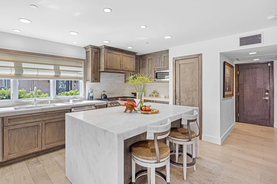 Enjoy casual dining and conversations at the kitchen counter.