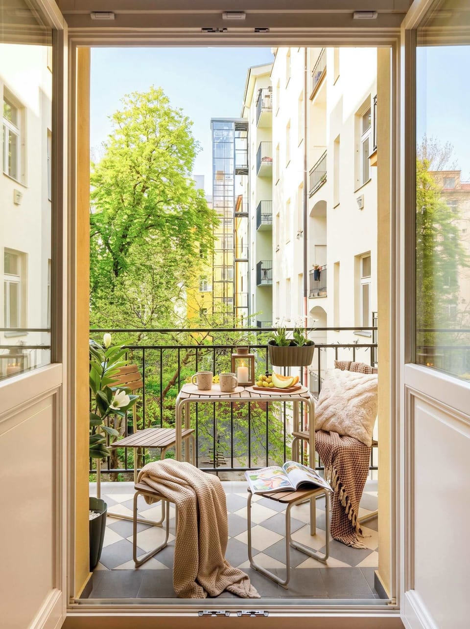 Balcony with lovely view to the courtyard