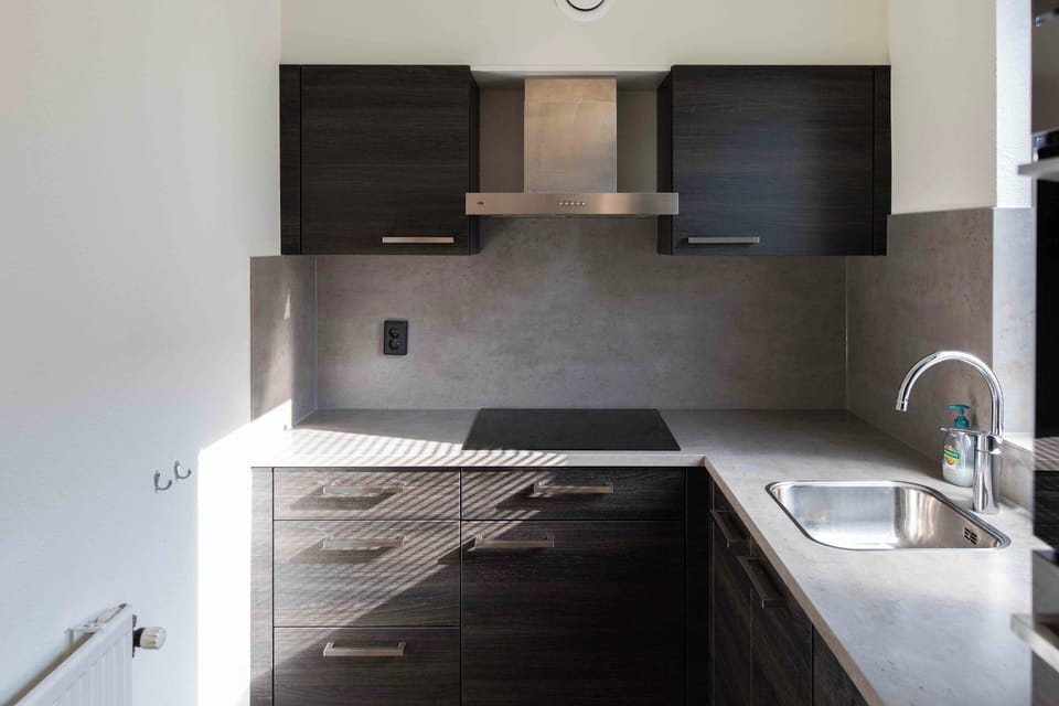 Groenen Heuvels kitchen with everything you need for lakeside dining.