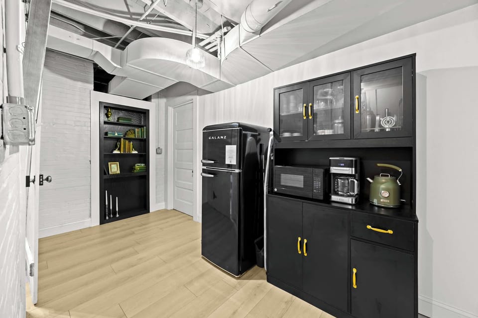 Kitchenette: Enjoy the fridge, microwave oven, coffee maker and water kettle. 