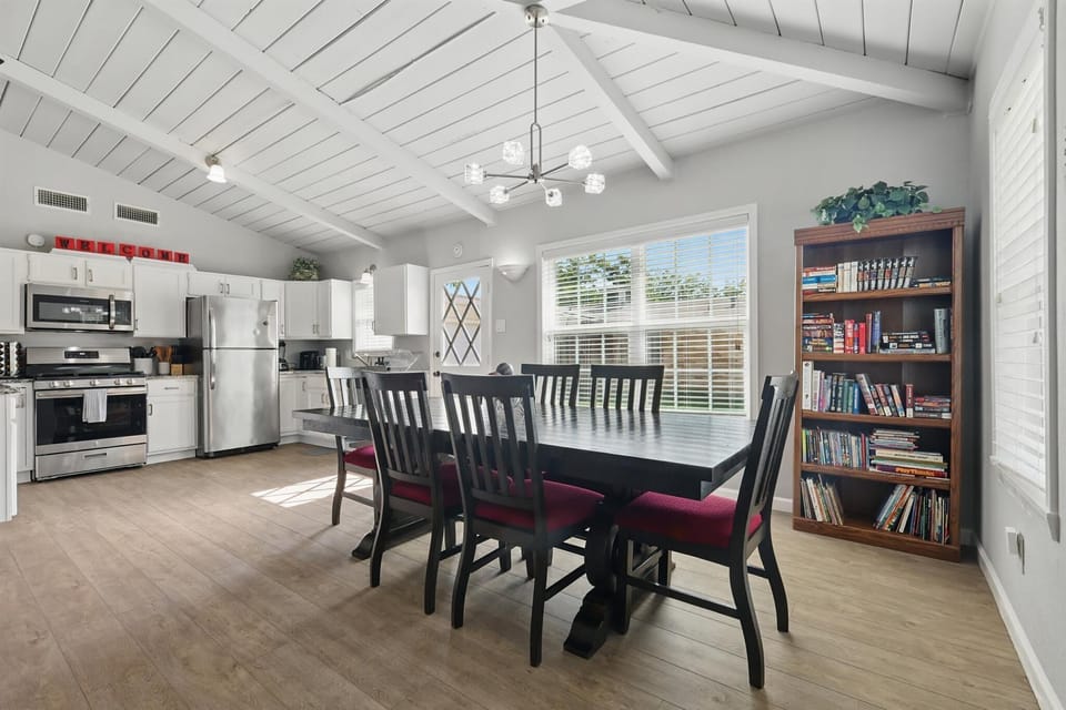 Brightly lit with an air of sophistication, it’s the perfect balance of cozy home comforts and restaurant elegance as you settle in and share a beautiful meal together.