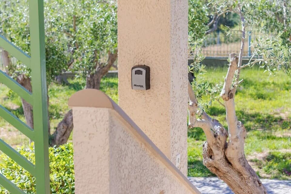 Self Check-In Made Easy – Secure Key Box at the Property
Grab your keys anytime with the code provided, for a smooth and flexible arrival.