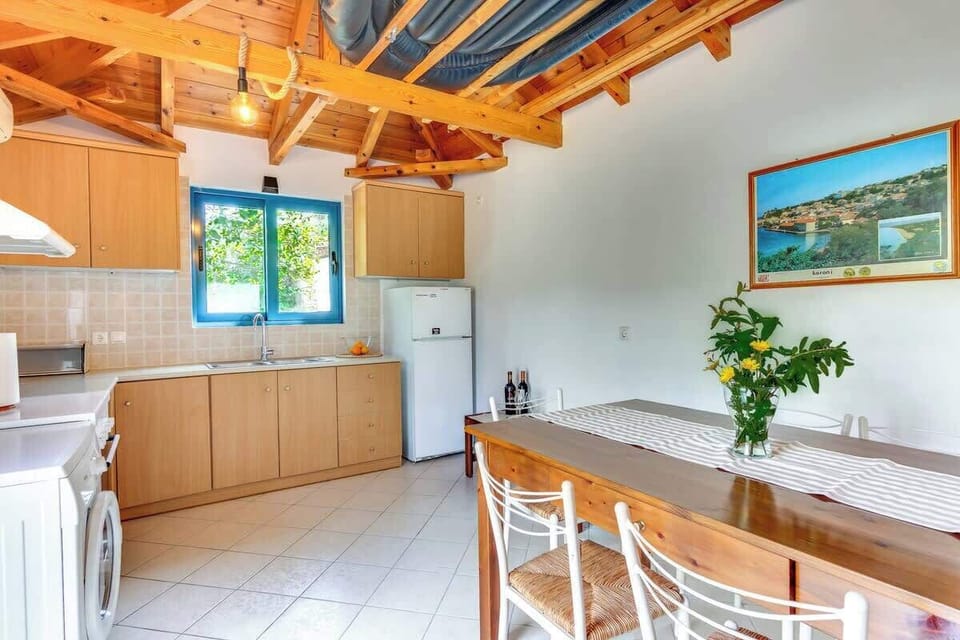 Fully equipped kitchen, with dining area and washing machine