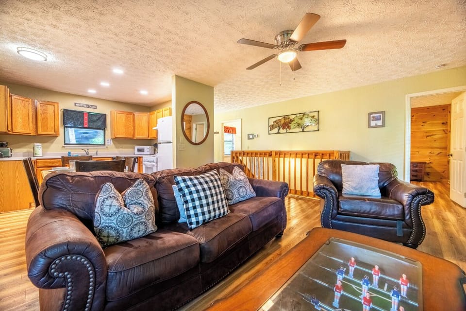 Four Cubs Cottage's cozy living area