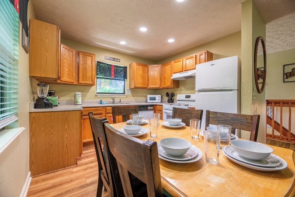 Four Cubs Cottage's kitchen and dining area