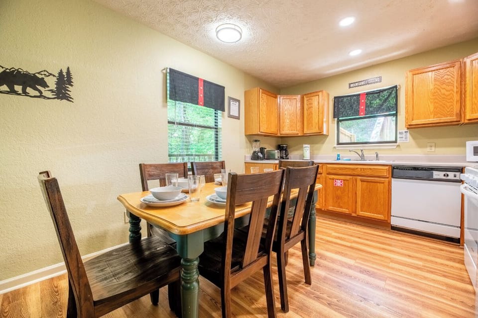 Four Cubs Cottage's inviting dining area