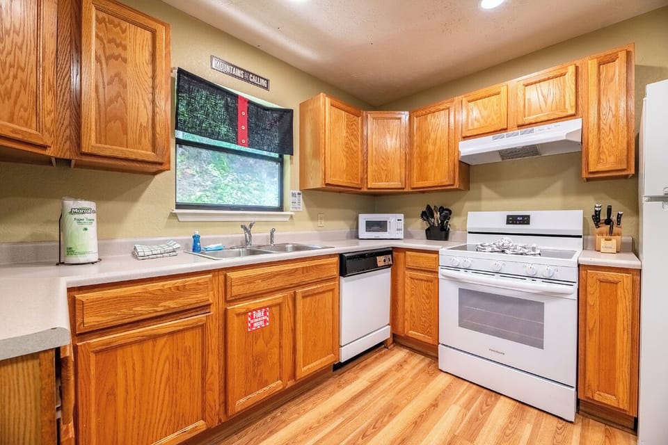 Four Cubs Cottage's fully-equipped kitchen
