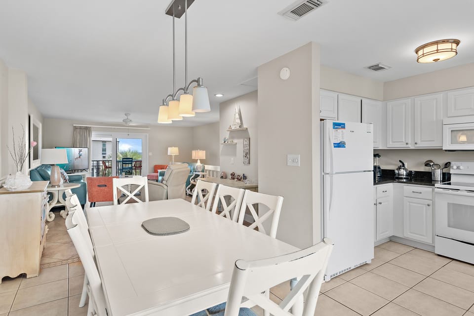 Dining to kitchen