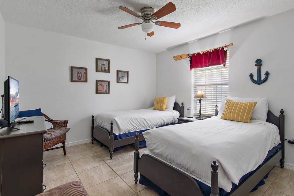 Guest room with 2 beds