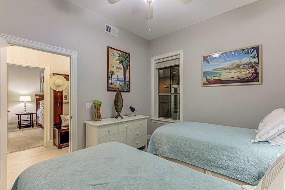 Bedroom 3 with 2 twin beds