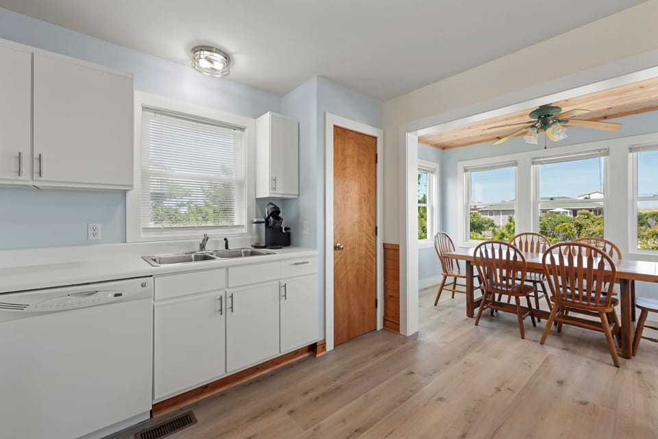 SN2923: RoSea Retreat | Mid Level Kitchen