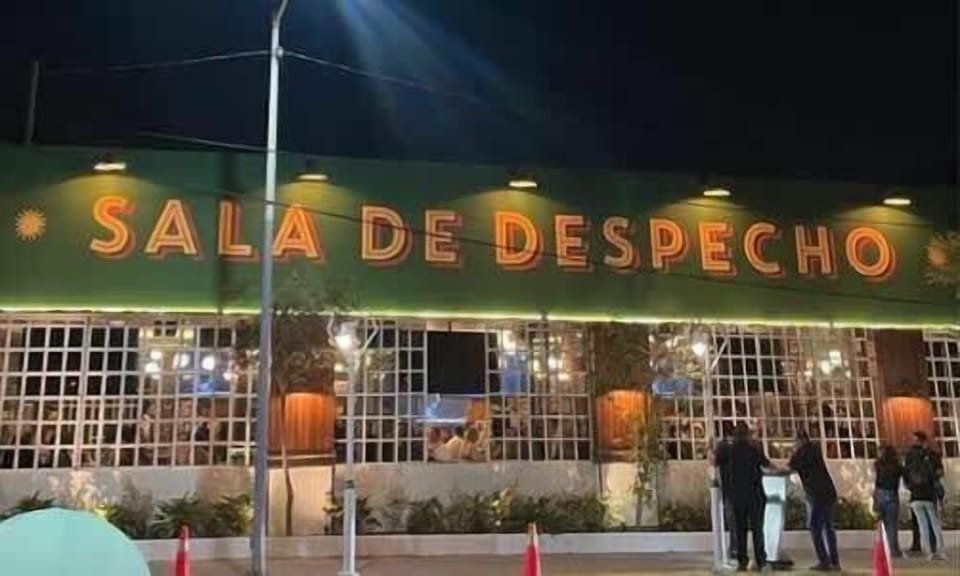 5 min walk to the most fun places to be at the moment, Sala de Despecho, big time singing restaurant bar