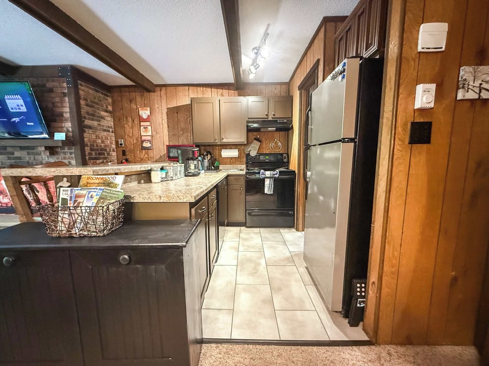 Fully equipped kitchen - cook your meals after a day on the trails or slopes.