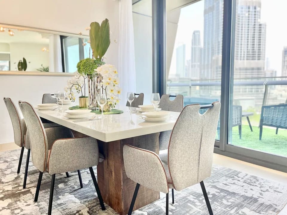 Dining Room: Enjoy meals with a stunning skyline view in this stylish and elegant space!