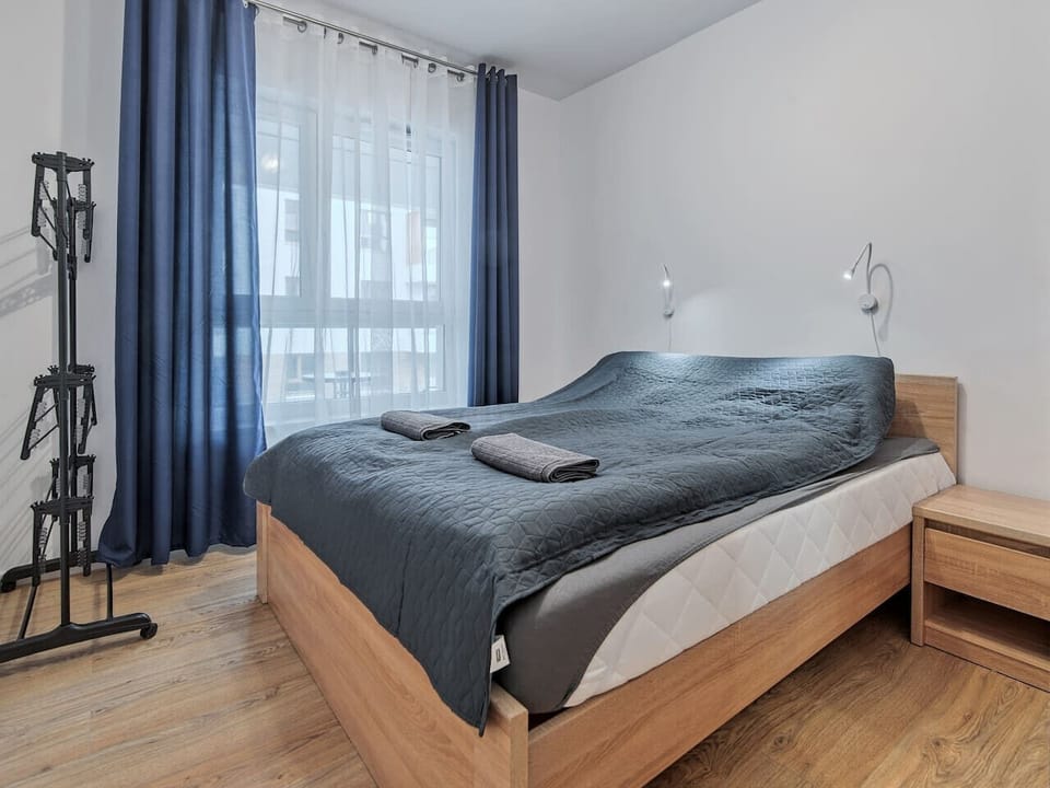 Bedroom with Queen Bed | Book Now with RENTUJEMY.COM