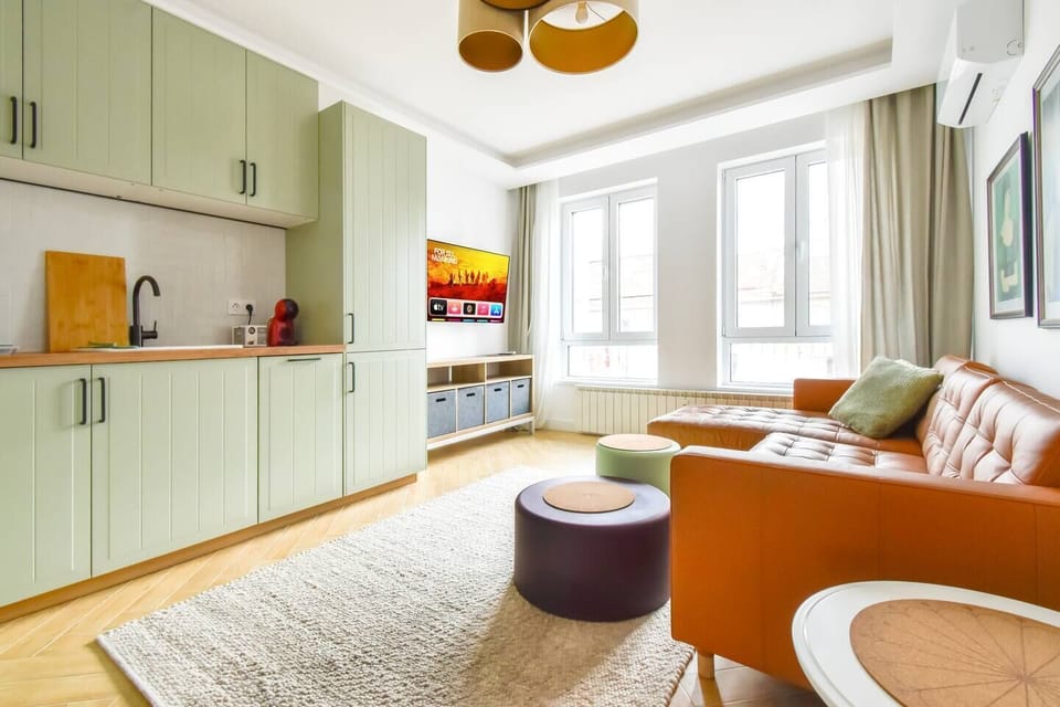 Sunlight, space, and style – the perfect place to gather or unwind after a city stroll.
👉 Check availability and feel the comfort of home away from home.