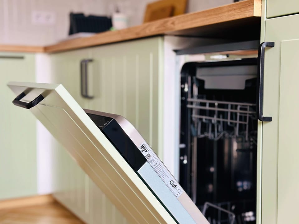 Skip the dishes and enjoy more free time – the built-in dishwasher has you covered.
👉 Book now and experience effortless comfort.