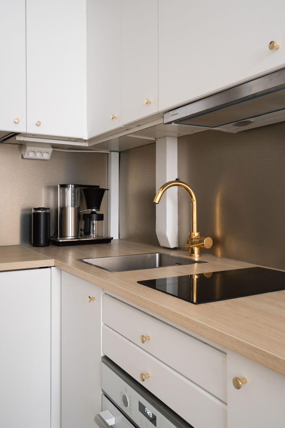 The apartment is equipped with a washing machine, dishwasher, and a fully equipped kitchen, making it easy for you to feel right at home.