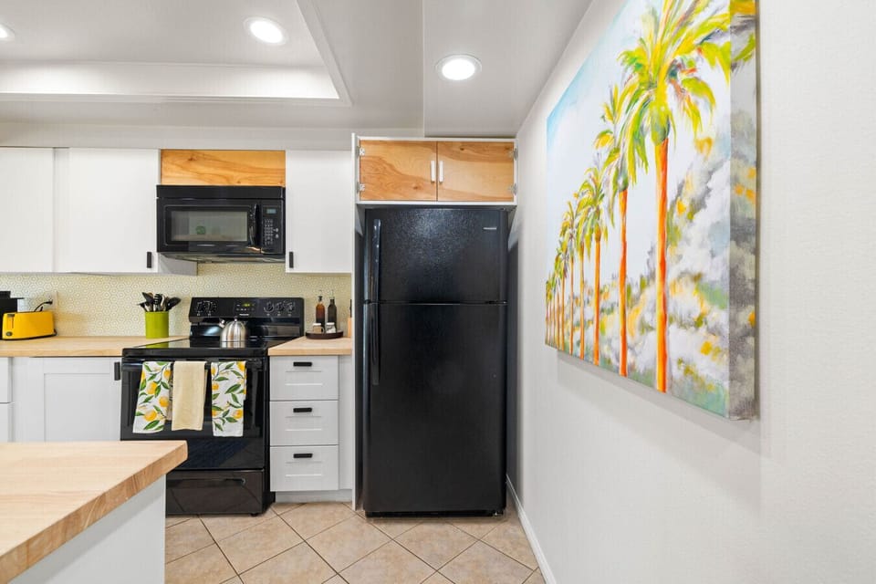 Cozy meets colorful in this beachy kitchen 💛🍽️