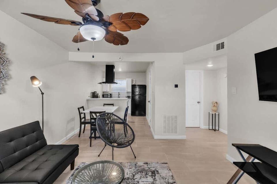 13_7228_Stewart_Rd_Galveston_TX_77551_USA-Living_room-_DM41805