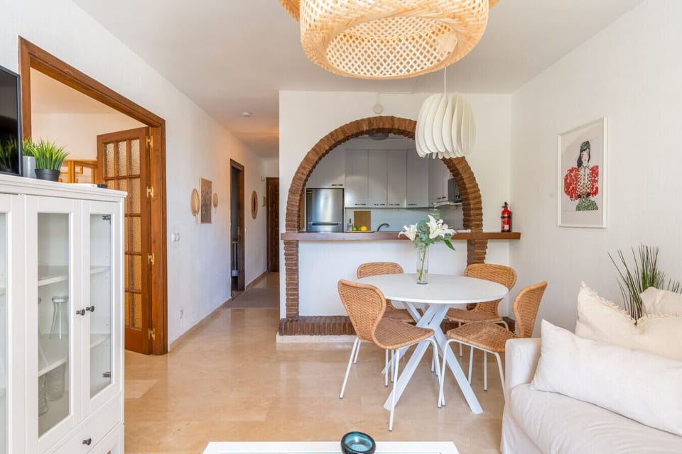 Enjoy the open-plan layout that allows everyone to socialize together, whether you`re dining or relaxing on the sofa.