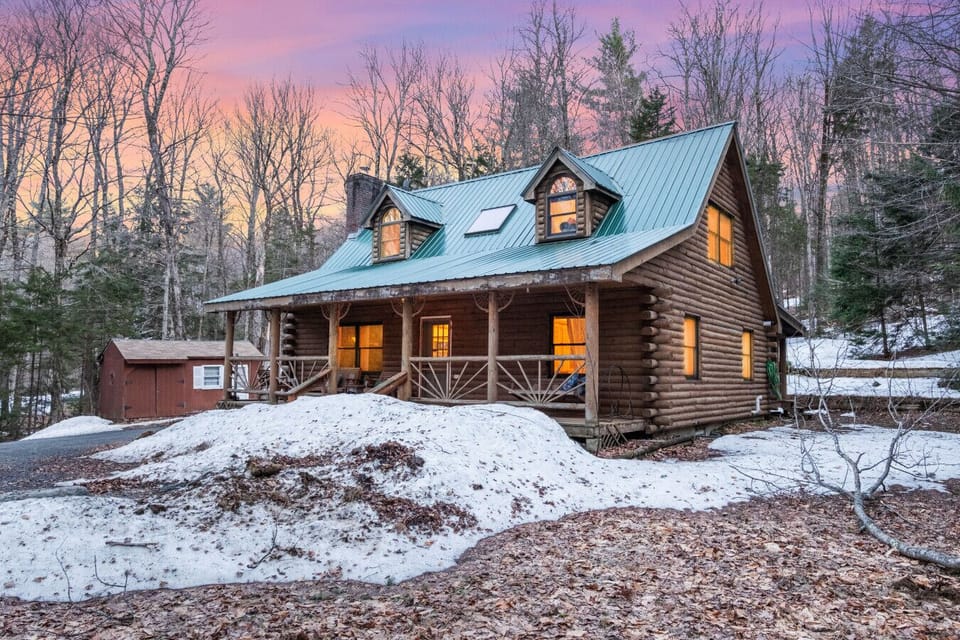 The Lucky Log Cabin is a quintessential Vermont log cabin. So cozy :)