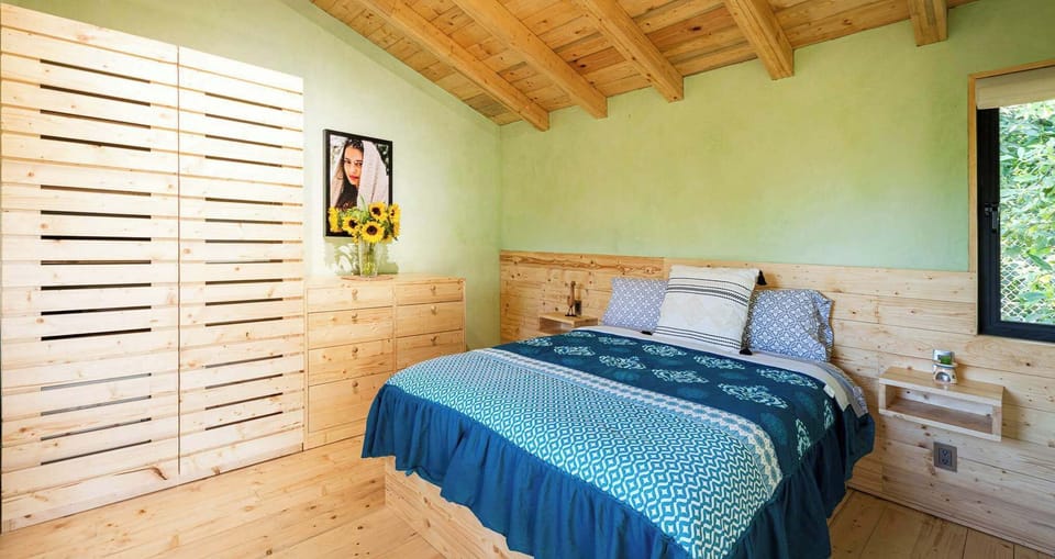 Habitación con cama queen y armario 