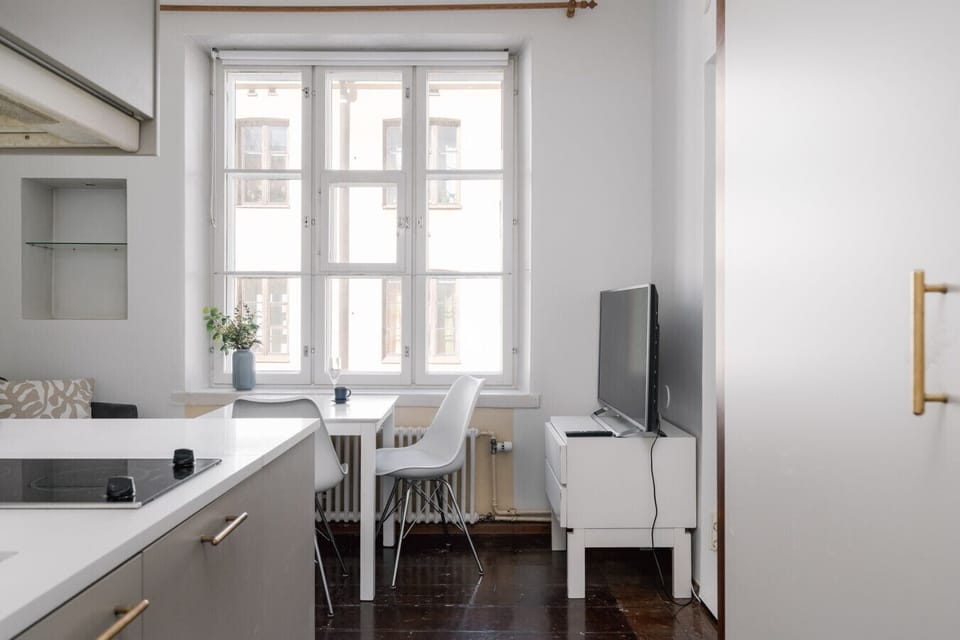 The minimalist, modern decor ensures a clean and relaxing ambiance, ideal for both work and leisure.