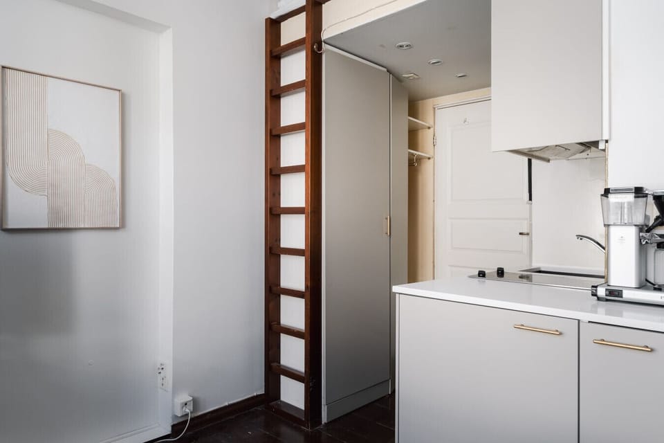 The minimalist, modern decor ensures a clean and relaxing ambiance, ideal for both work and leisure.