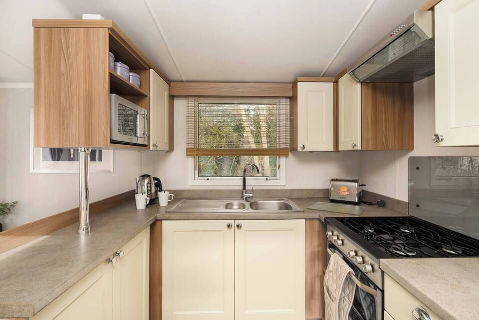 Cook with ease in this fully equipped kitchen featuring modern appliances, plenty of counter space, and a warm, homey feel.