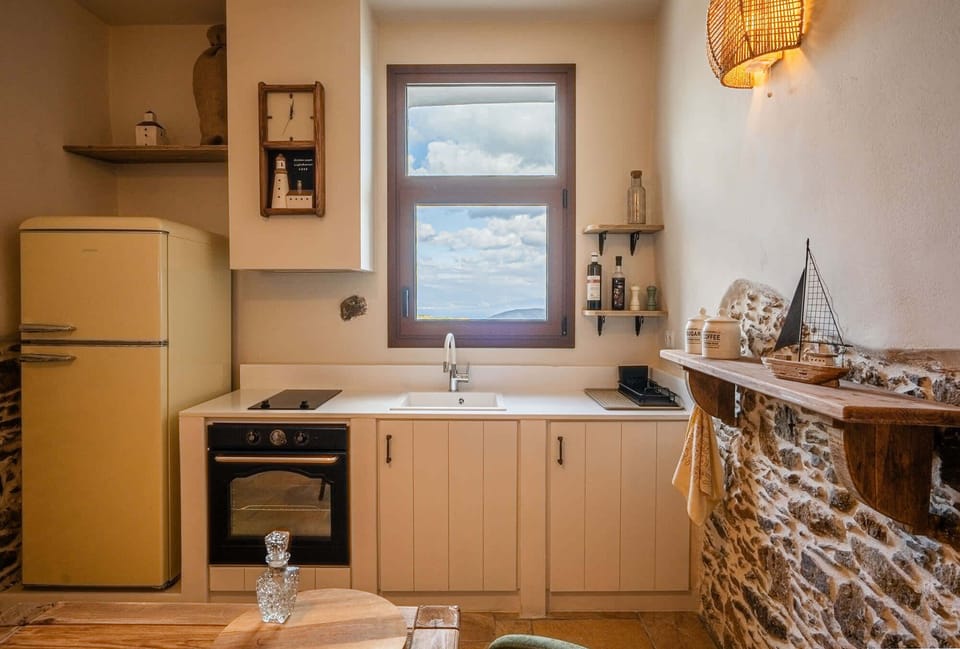 The cosy kitchen with dining table. You don't have to miss the views while preparing meals