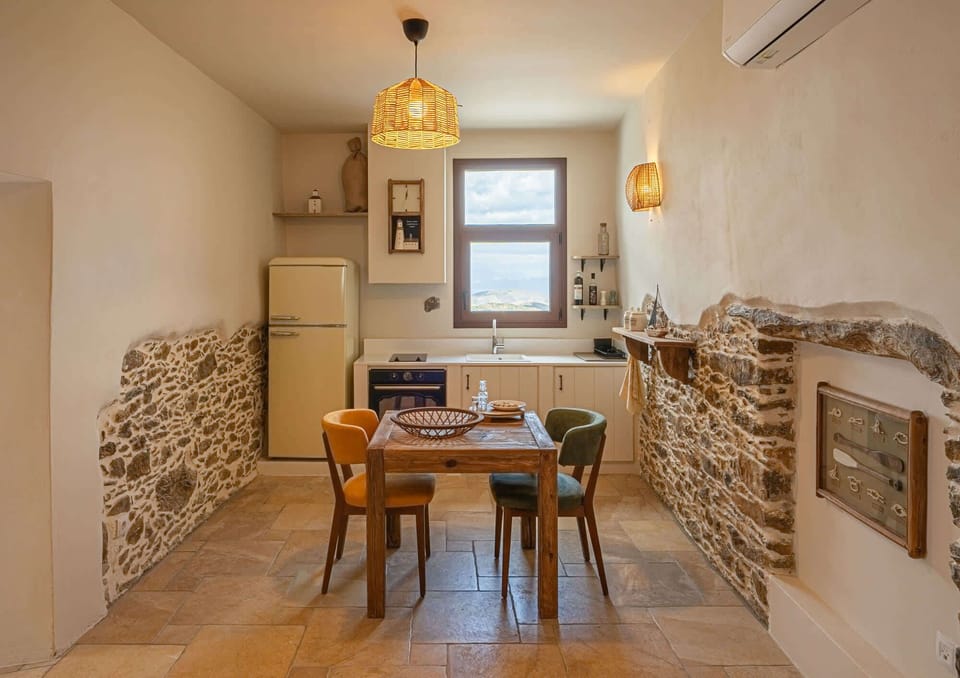 The cosy kitchen with dining table. You don't have to miss the views while preparing meals