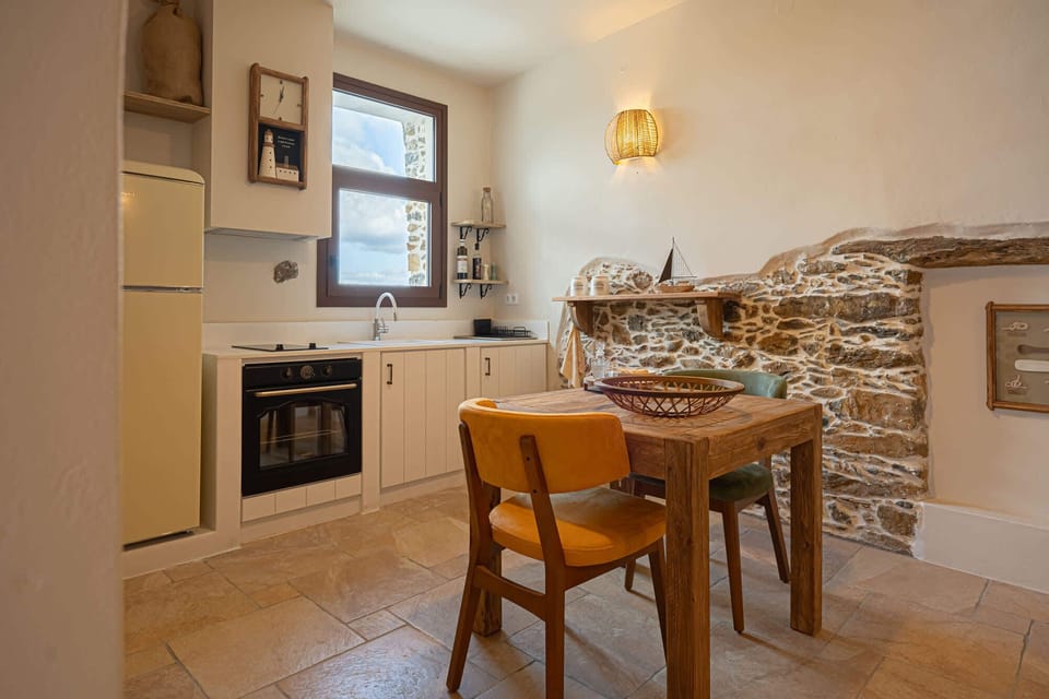 The cosy kitchen with dining table. You don't have to miss the views while preparing meals