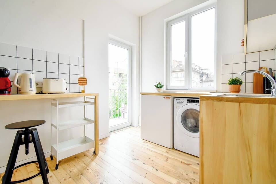 “Cook with a view in this bright and breezy kitchen—fully equipped with everything you need, including a washing machine.”
➡️ Stay longer, live smarter.