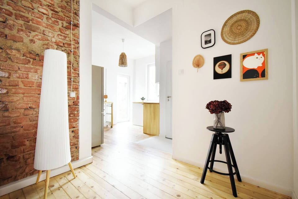 “Even the transitions are beautiful—art-lined walls and warm textures guide you through the home.”
➡️ Book now and feel inspired in every room.