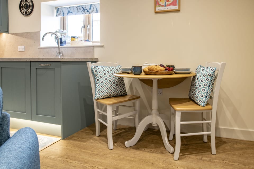 Ground floor: Dining area seating two guests