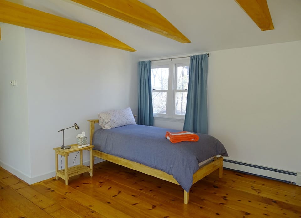 2nd fl. loft: 1 twin bed