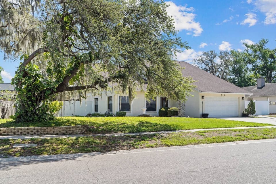 Welcome to your serene retreat☀️a peaceful corner lot shaded by a majestic tree in Bloomingdale. 